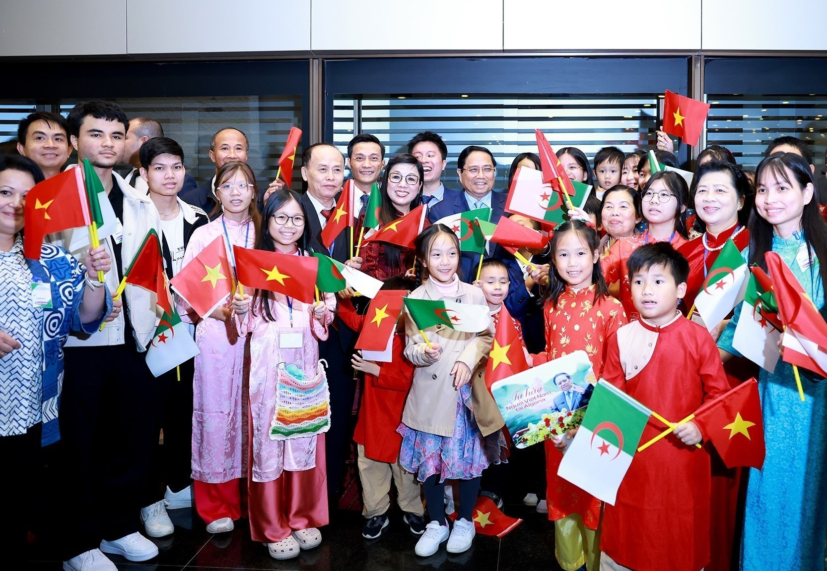 vna-potal-thu-tuong-va-phu-nhan-gap-cong-dong-nguoi-viet-nam-tai-algeria-8417111.jpg